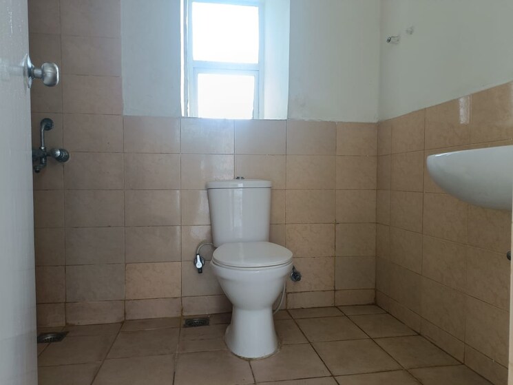 Bathroom, amrapali-leisure-park 3 Bedroom 1730 Sq.Ft. Apartment In Amrapali Leisure Valley Greater Noida 8243611