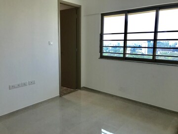 Room in 2 BHK Apartment at Sheth Vasant Oasis, Andheri East – for Rent