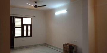 Room in 2 BHK Builder Floor at Sector 27 – for Rent