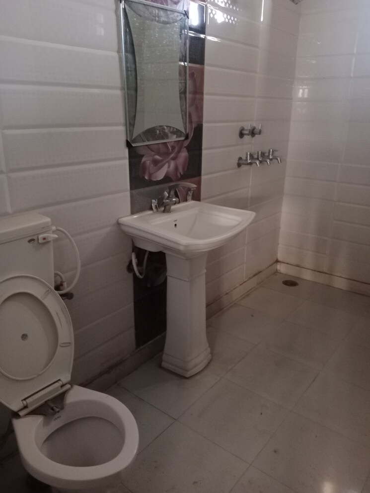 Bathroom, sector 8 3 Bedroom 1853 Sq.Ft. Builder Floor In Sector 8 Panipat 8243890