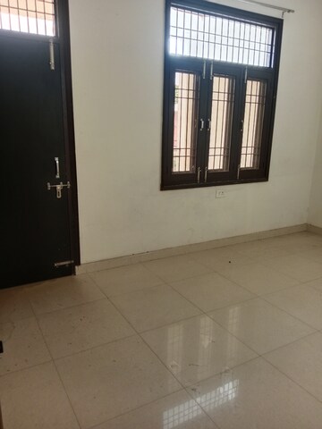 Room in 3 BHK Builder Floor at Sector 8 – for Rent