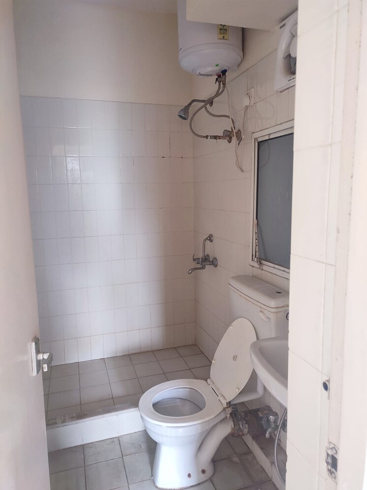 Bathroom, dlf-the-princeton-estate 3 Bedroom 1333 Sq.Ft. Apartment In Dlf Phase V Gurgaon 8244389