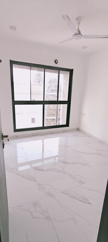 Room in 2 BHK Apartment at Dev Leo Tower, Oshiwara – for Rent