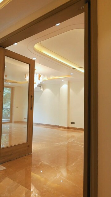 Room in 4 BHK Builder Floor at Ansal Sushant Lok I, Sector 43 – for Rent