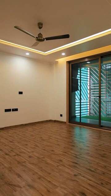 Room in 4 BHK Builder Floor at Ansal Sushant Lok I, Sector 43 – for Rent