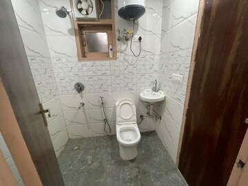 Bathroom in 2 BHK Apartment at Maidan Garhi – for Rent