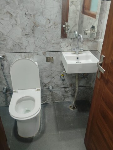 Bathroom in 3 BHK Builder Floor at One Farms, Sector 47 – for Rent