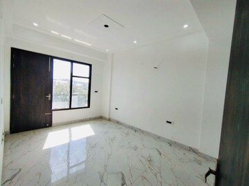 Room in 3 BHK Apartment at Sector 52 – for Rent