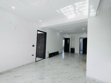 Room in 3 BHK Apartment at Sector 52 – for Rent