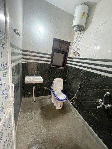 Attached Bathroom in 1 BHK Apartment at Maidan Garhi – for Rent