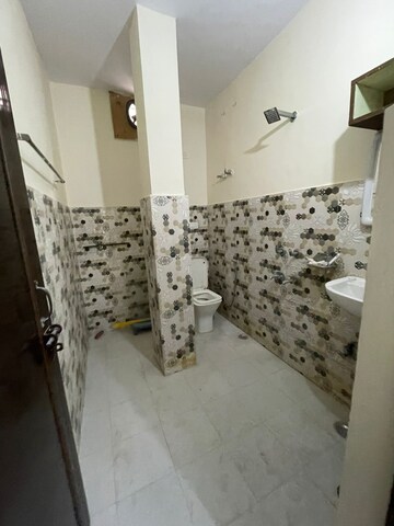 Bathroom in 2 BHK Apartment at Maidan Garhi – for Rent