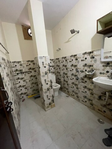 Master Bedroom in 2 BHK Apartment at Maidan Garhi – for Rent