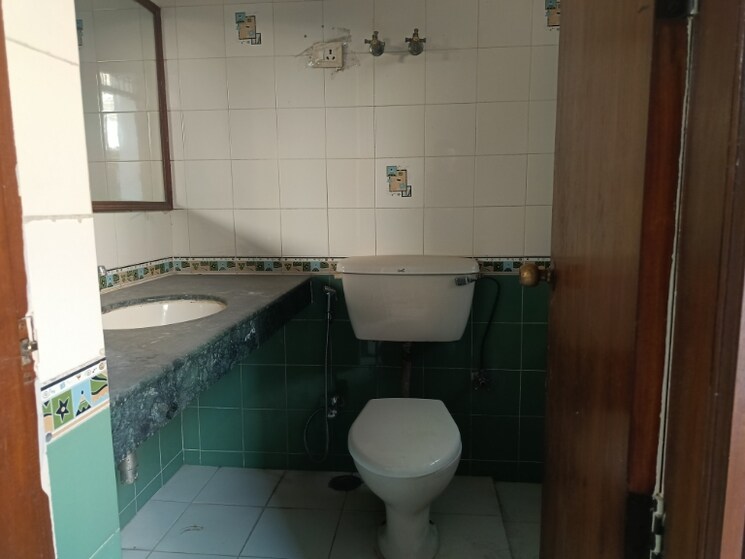 Bathroom, unitech-south-city-ii 3 Bedroom 1450 Sq.Ft. Builder Floor In Sector 50 Gurgaon 8246676