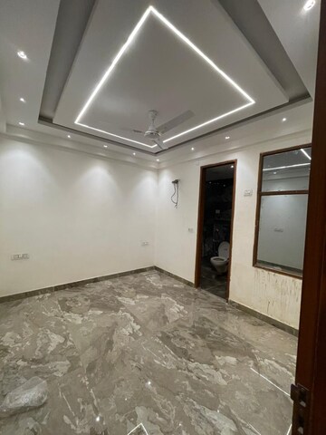 Room in 3 BHK Apartment at Hargobind Enclave – for Rent