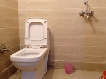 Bathroom in 1 RK Apartment at Khirki Extension – for Rent