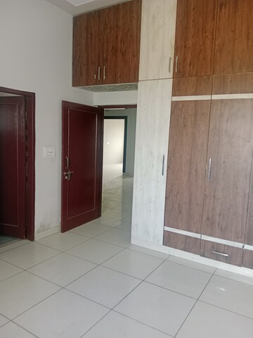 Room in 3 BHK Builder Floor at Sector 7 – for Rent