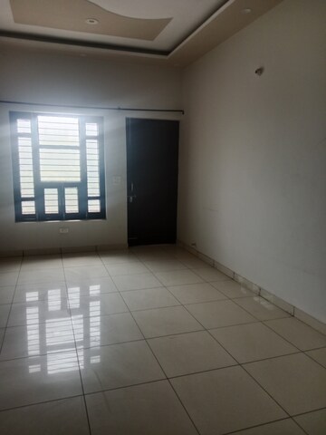 Room in 3 BHK Builder Floor at Sector 7 – for Rent