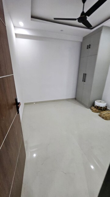Room in 2 BHK Apartment at Mayur Vihar Phase 1 – for Rent