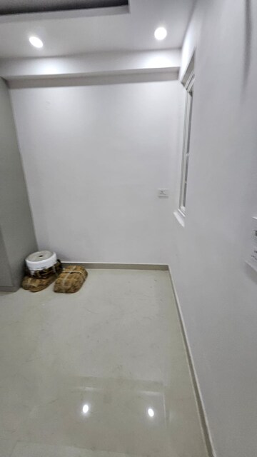 Furnished Amenities in 2 BHK Apartment at Mayur Vihar Phase 1 – for Rent