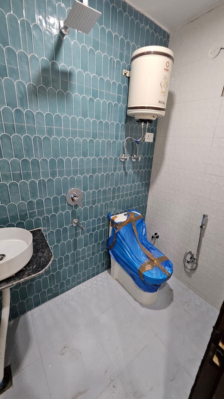 Bathroom, mayur vihar phase 1 2 Bedroom 858 Sq.Ft. Apartment In Mayur Vihar Phase 1 Delhi 8247083