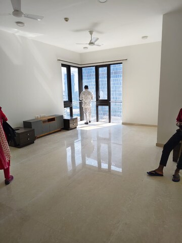 Room in 3 BHK Apartment at Lodha Bellissimo, Mahalaxmi – for Rent