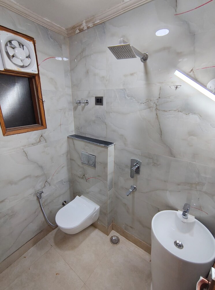 Bathroom, panchsheel vihar 3 Bedroom 100 Sq.Yd. Builder Floor In Panchsheel Vihar Delhi 8247052