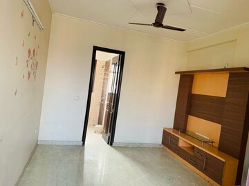 Room in 3 BHK Apartment at Sector 51 – for Rent