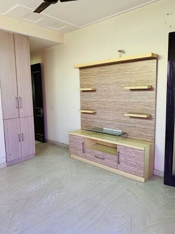Room in 3 BHK Apartment at Sector 51 – for Rent