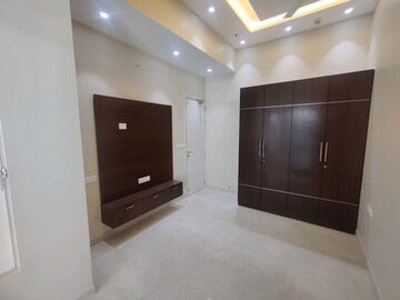 Room in 3 BHK Apartment at Indiabulls Sky Forest, Lower Parel – for Rent