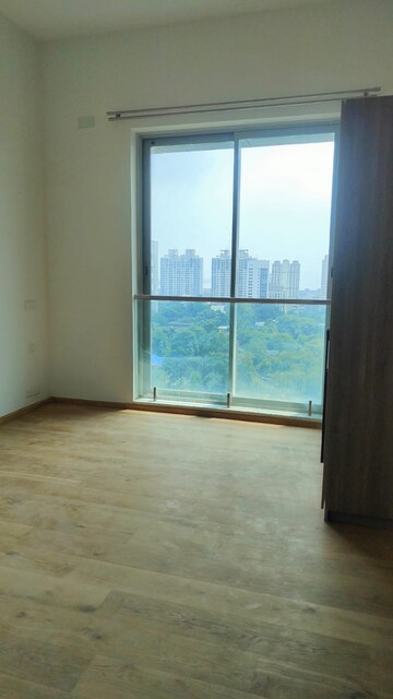 Room in 5 BHK Apartment at Kalpataru Avana, Parel – for Sale