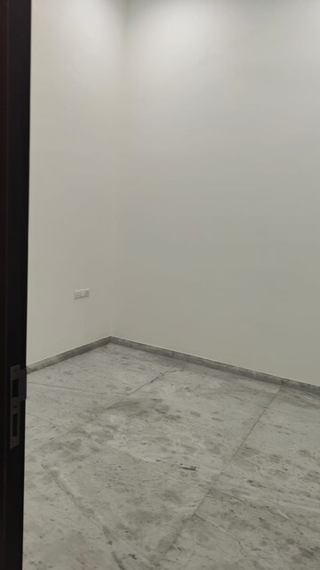 Room in 5 BHK Apartment at Kalpataru Avana, Parel – for Sale