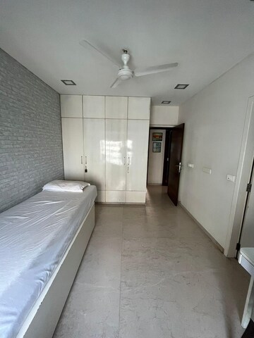 Room in 3 BHK Apartment at Chaitanya Tower, Prabhadevi – for Rent