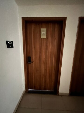 Room in 3 BHK Apartment at Experion Capital, Gomti Nagar – for Rent