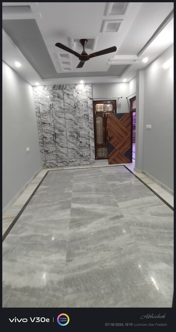 Room in 5 BHK Independent House at Jankipuram Extension – for Sale
