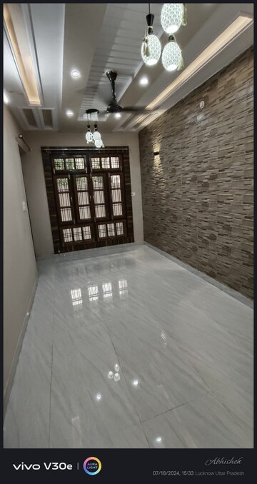 Room in 5 BHK Independent House at Jankipuram Extension – for Sale
