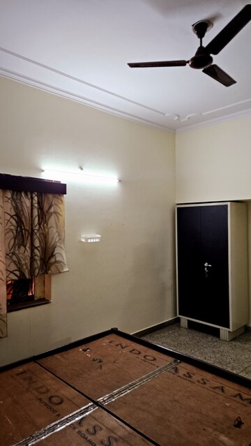 Room in 3.5 BHK Independent House at Gomti Nagar – for Rent