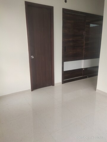 Room in 2 BHK Apartment at Kalpataru Paramount, Kapur Bawdi – for Rent