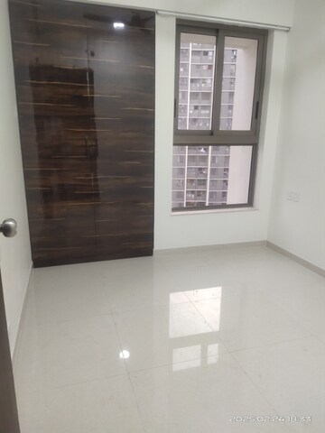 Room in 2 BHK Apartment at Kalpataru Paramount, Kapur Bawdi – for Rent