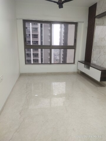 Room in 2 BHK Apartment at Kalpataru Paramount, Kapur Bawdi – for Rent