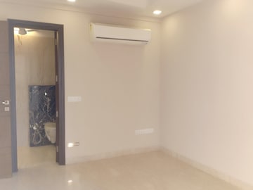 Room in 3 BHK Apartment at Green Park Extension – for Sale