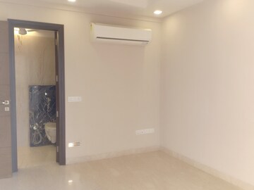 Room in 3 BHK Apartment at Green Park Extension – for Rent