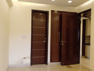 Room in 3 BHK Apartment at Green Park – for Rent