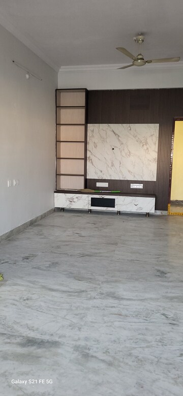 Room in 3 BHK Apartment at Kothapet – for Rent
