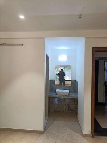Room in 2 BHK Apartment at DLH Metroview, Andheri West – for Rent