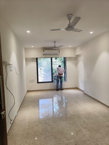 Room in 2 BHK Apartment at DLH Metroview, Andheri West – for Rent