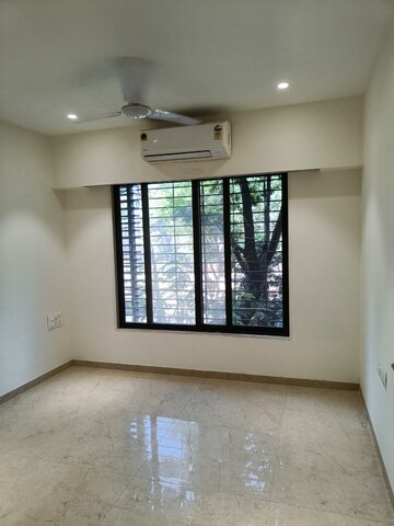 Room in 2 BHK Apartment at DLH Metroview, Andheri West – for Rent
