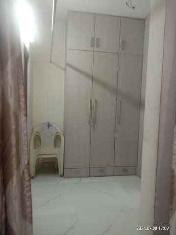 Bathroom in 1.5 BHK Apartment at Paschim Vihar – for Rent