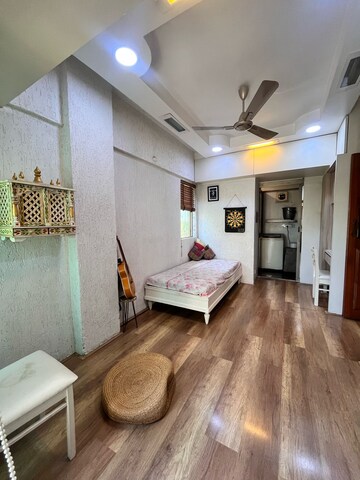 Bedroom in 3 BHK Apartment at Andheri West – for Rent