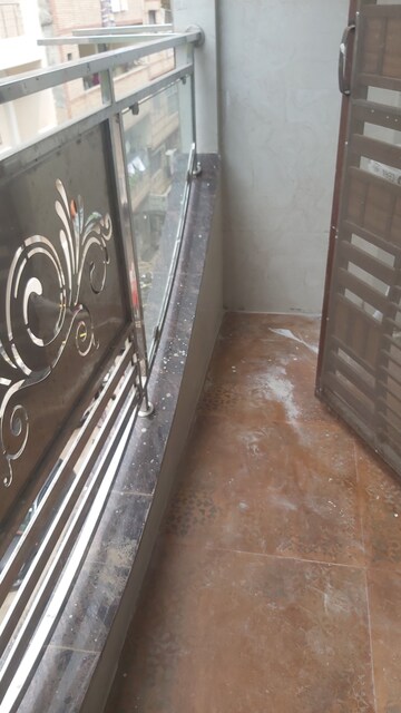 Furnished Amenities in 2.5 BHK Builder Floor at Mayur Vihar – for Rent