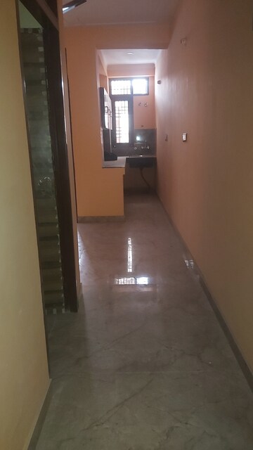Furnished Amenities in 2.5 BHK Builder Floor at Mayur Vihar – for Rent